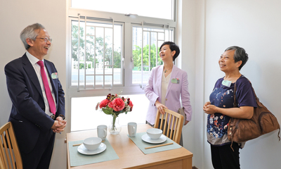 Secretary for Housing Winnie Ho and HKHS Chairman Walter Chan chatting with the soon-to-be residents of “Chung Yuet Lau” inside one of the flats. 